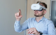 Školení ve virtuální realitě naučí zaměstnance práci na stroji i první pomoc při úrazu kolegy