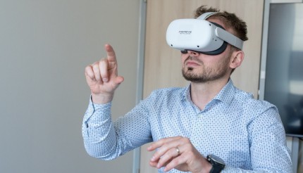 Školení ve virtuální realitě naučí zaměstnance práci na stroji i první pomoc při úrazu kolegy